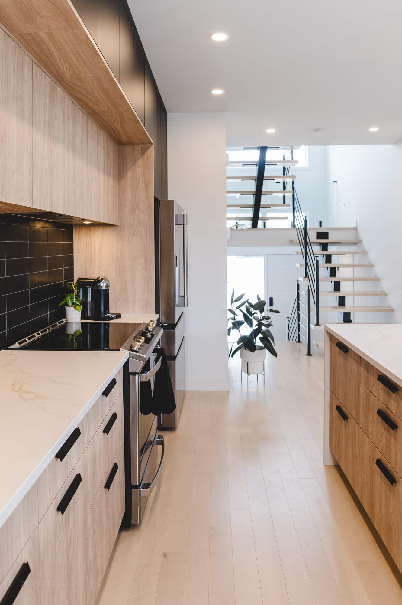 Cuisine moderne et élégante réalisée par Uni Design inc. à Boisbriand avec îlot central, mobilier intégré et matériaux haut de gamme
