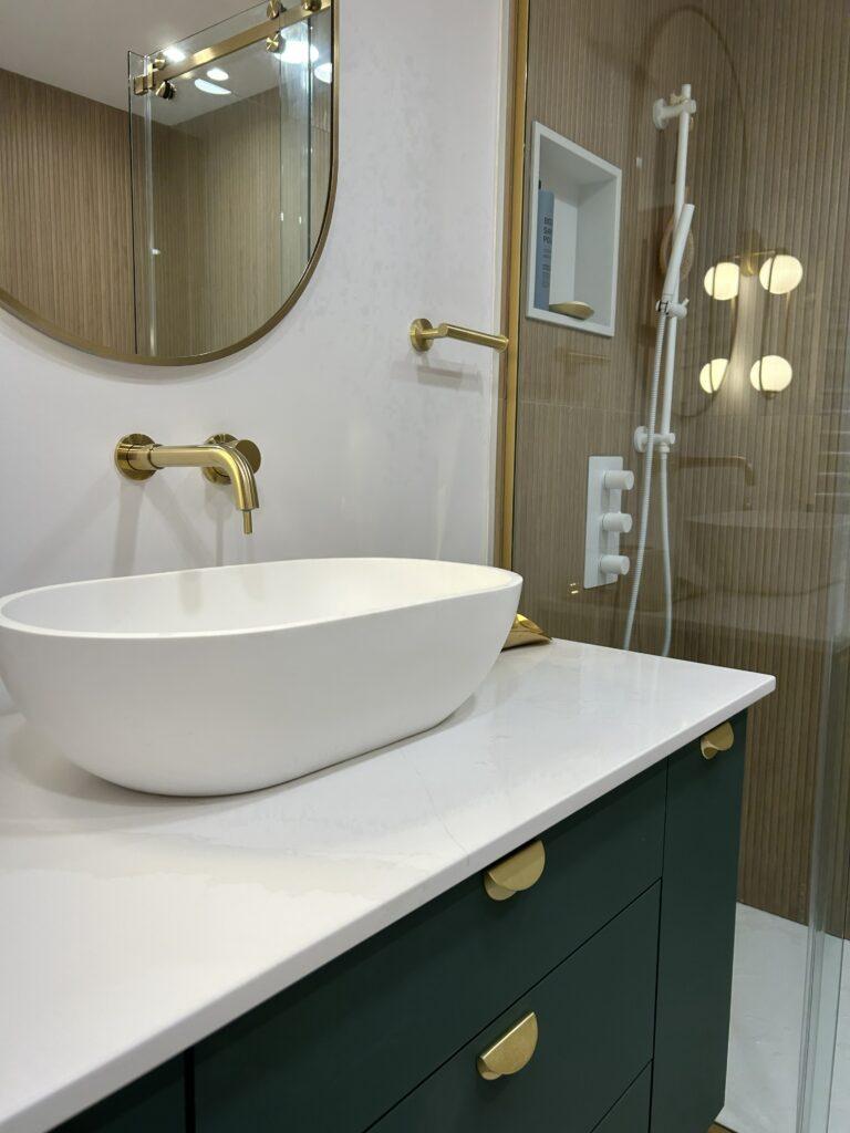 Salle de bain moderne Blainville lavabo sur comptoir robinet mural finition dorée et vanité sur mesure