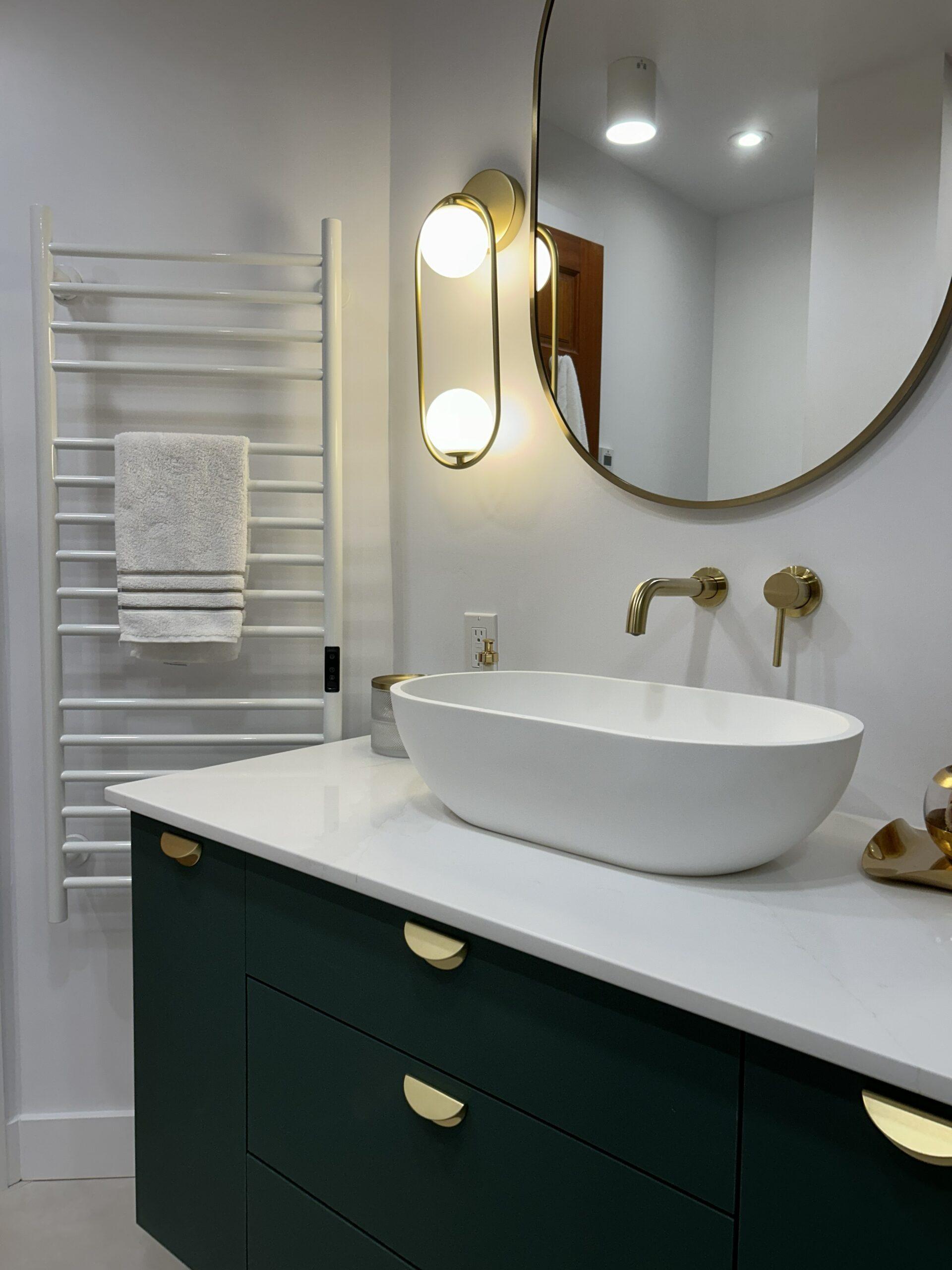 Vanité salle de bain moderne Blainville miroir arrondi éclairage mural et chauffe serviette