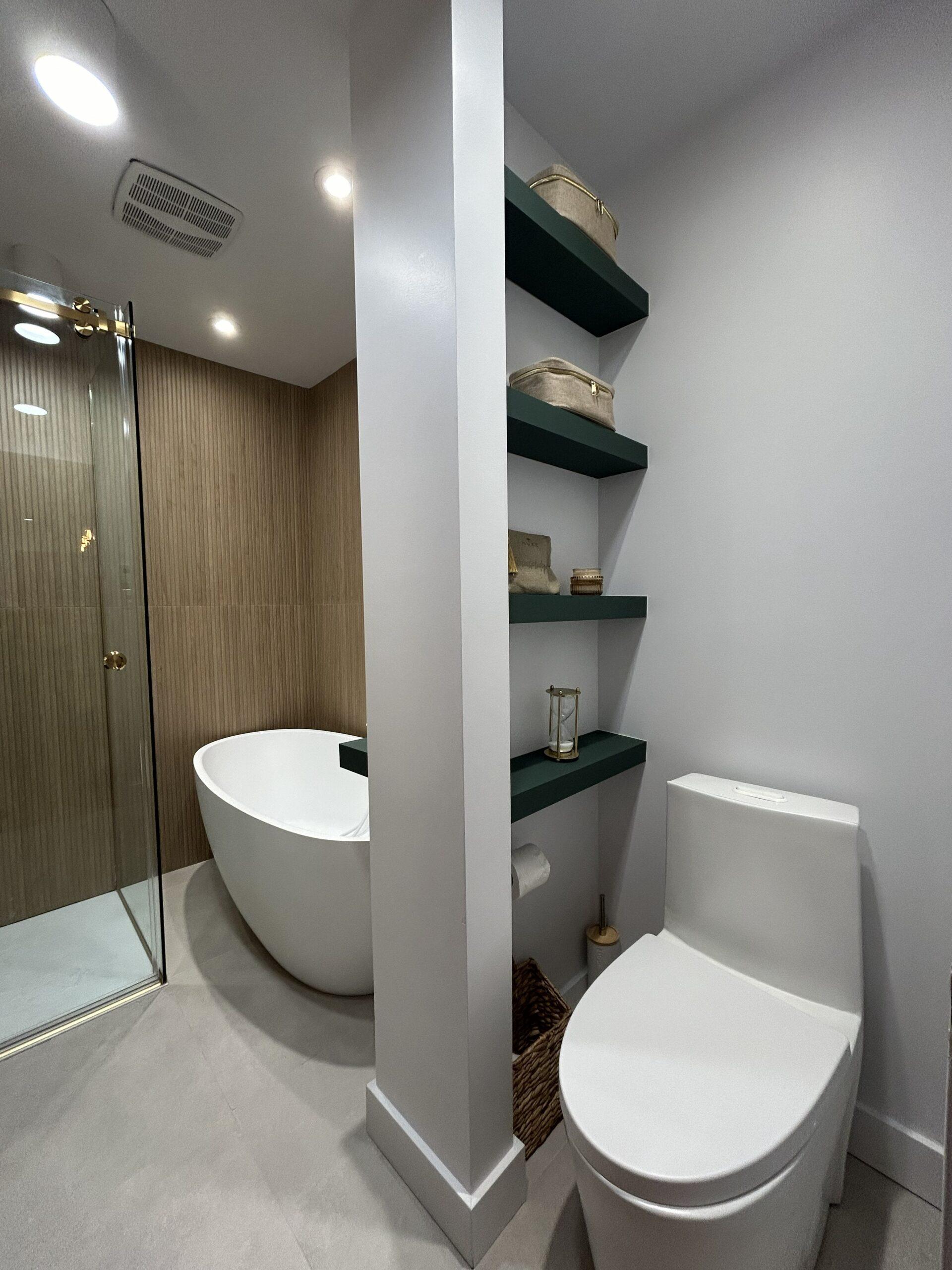 Salle de bain contemporaine Blainville douche vitrée baignoire autoportante et rangement intégré