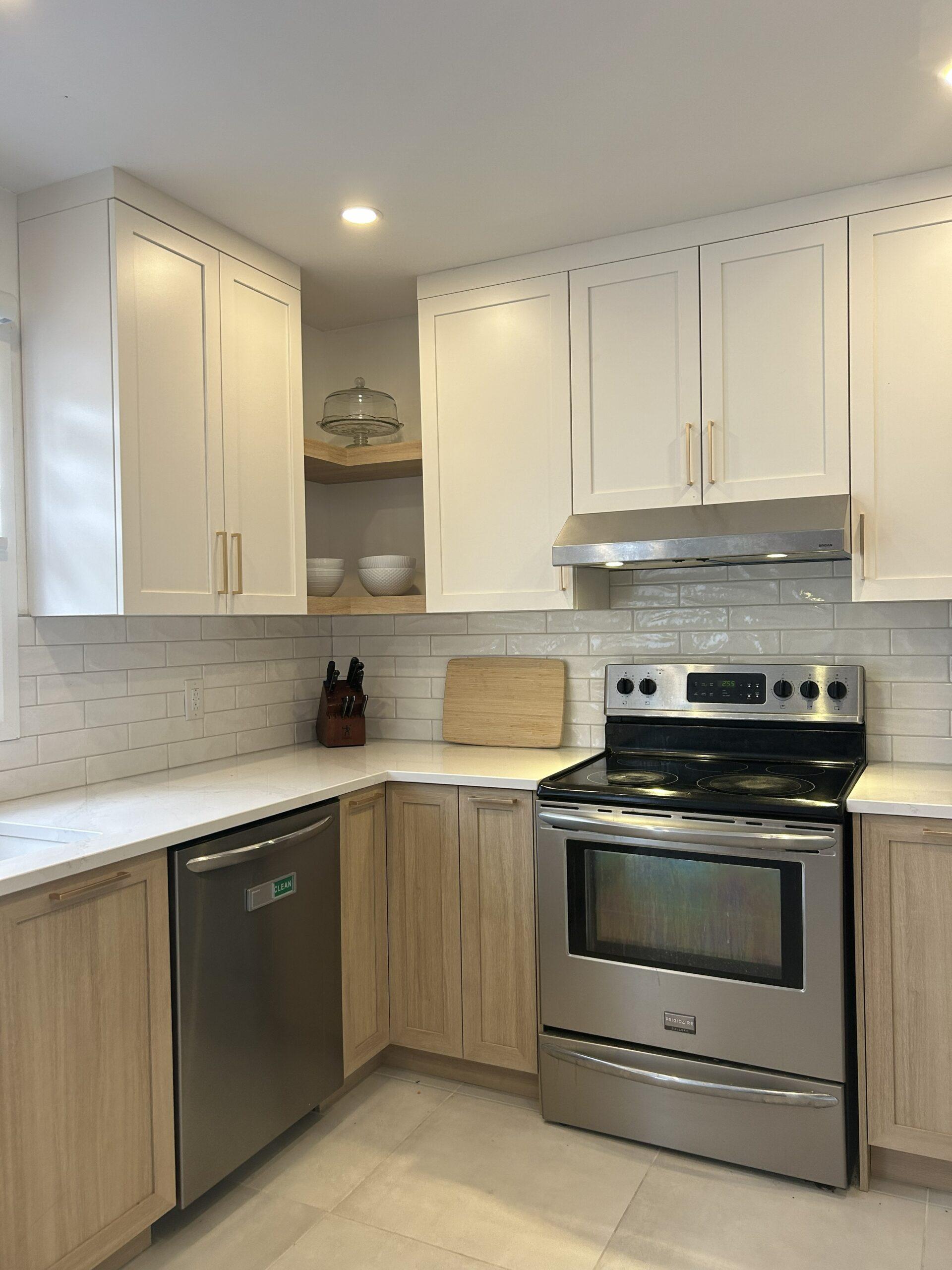 Cuisine contemporaine Blainville réfrigérateur inox armoires blanches et rangement pleine hauteur