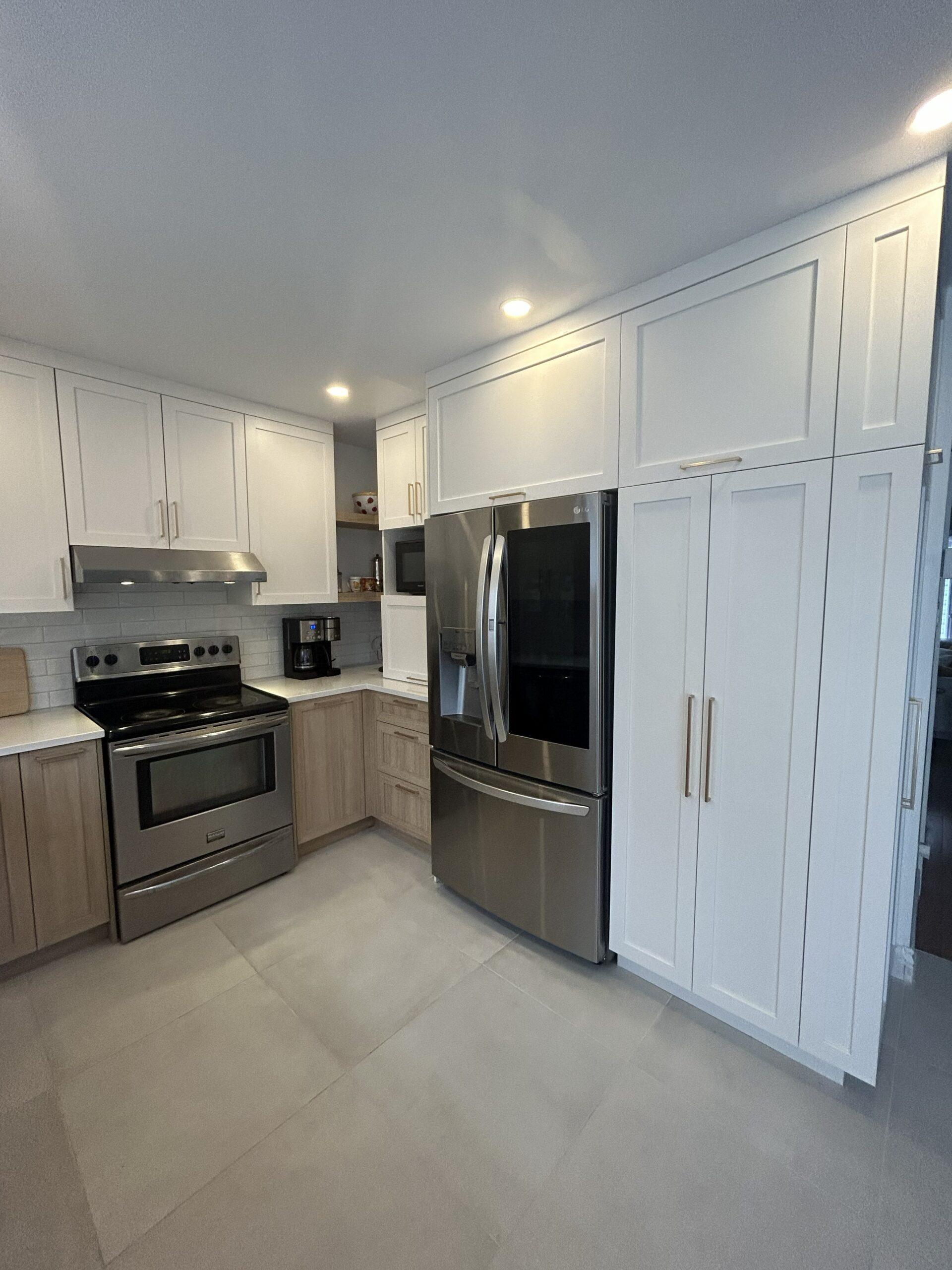 Cuisine rénovation Blainville cuisinière inox dosseret céramique et armoires sur mesure