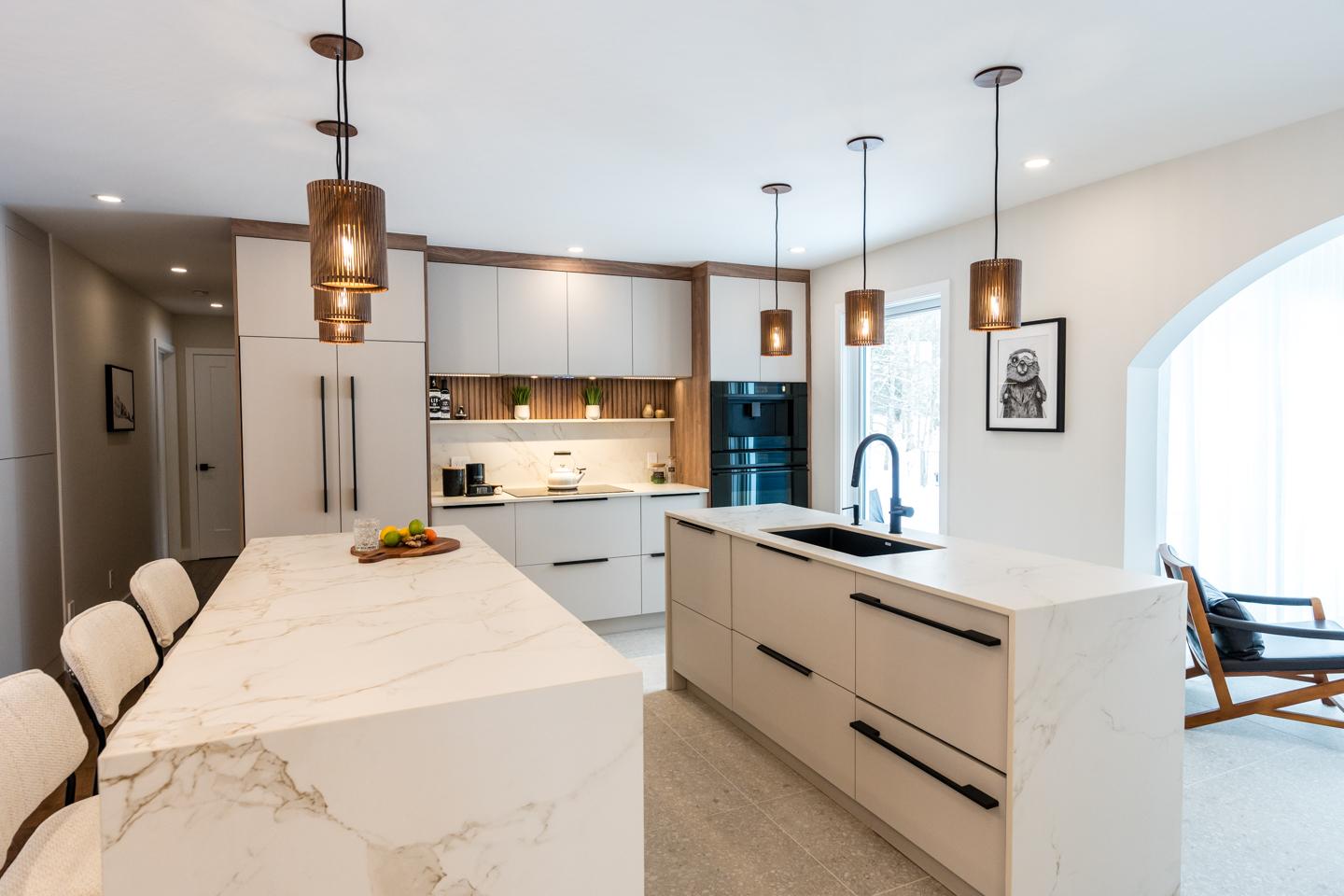 Cuisine moderne japandi avec îlot central, armoires en polymère et comptoir Dekton, design intérieur haut de gamme Sutton